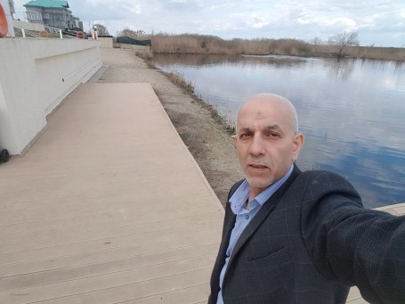 Mahmoud, 46, Bucharest