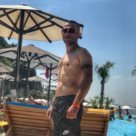Igli, 33, Tirana