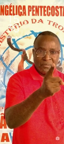 Doutor Ben Schilo Amos, 46, Luanda