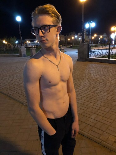 Oleg, 19, Troitsk