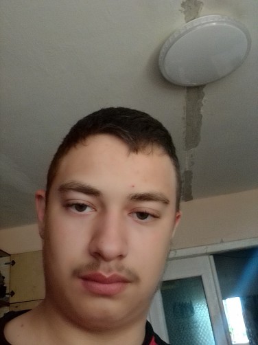 Максим, 18, Armyansk