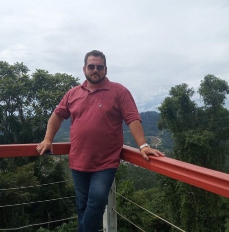 Salvador, 47, Taio