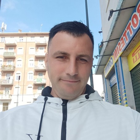 Mihai, 35, Biella