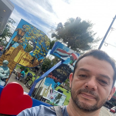 Luis, 42, Costa Rica