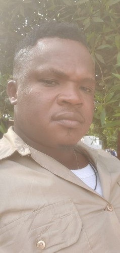 Agora, 40, Bissau